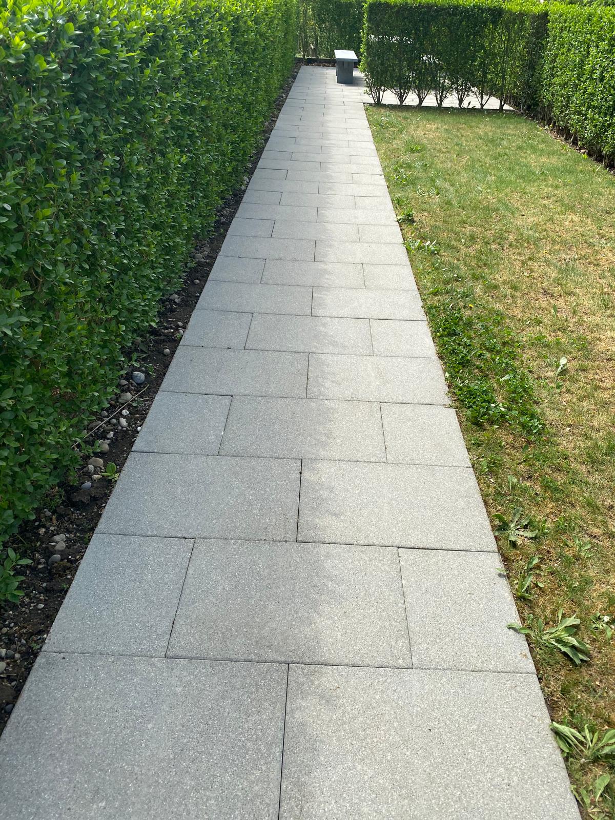 Gartenweg nach der Reinigung